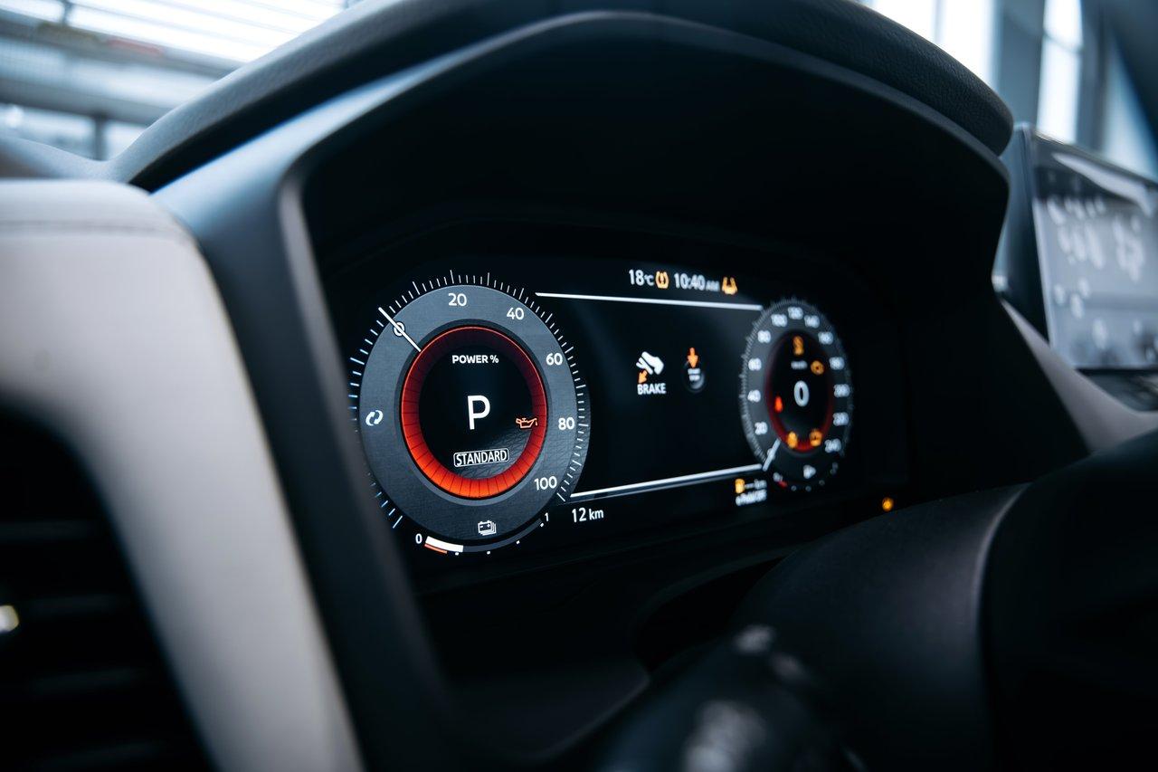 Tableau de bord numérique sophistiqué de la Toyota Yaris 2026, intégrant un affichage tête haute et indicateurs modernes.