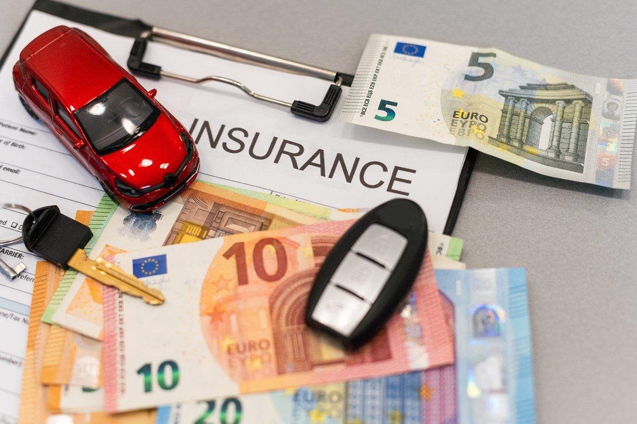 Tableau de comparaison d’offres d’assurance auto lors d’une période promotionnelle pour optimiser votre renégociation.