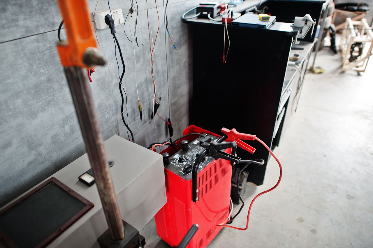 Technicien contrôle réservoirs et pile à combustible d’une voiture à hydrogène en atelier spécialisé, entretien sécurisé.