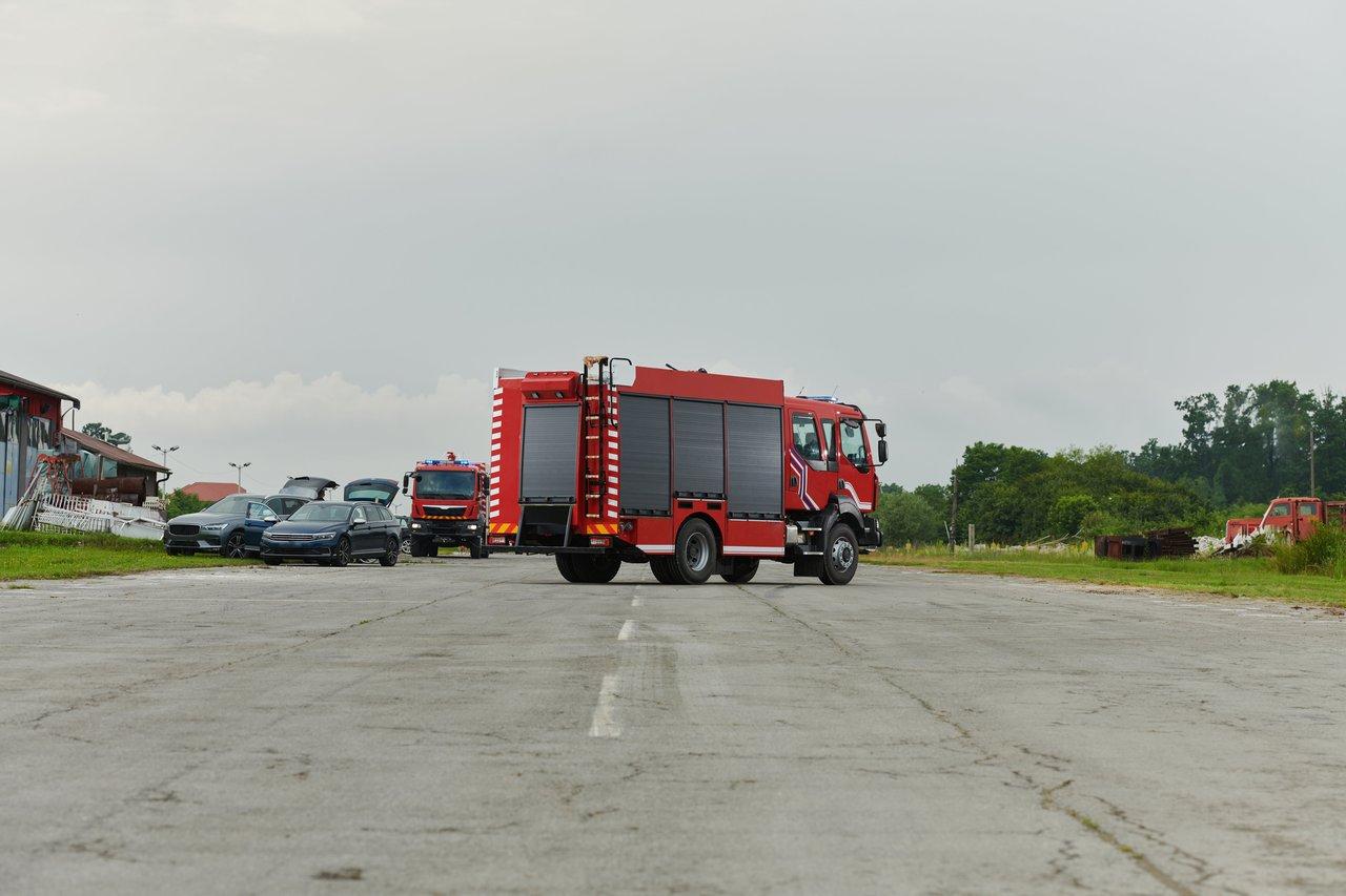 Technicien Renault expliquant le Fireman Access lors d'une formation sur la technologie automobile de secours.