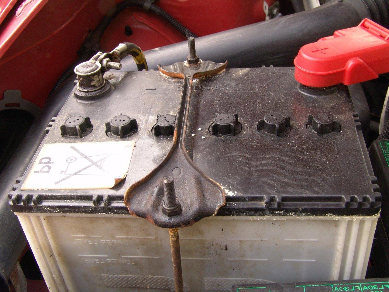 Terminaisons de la batterie de voiture bien entretenues avec nettoyage et graisse protectrice pour prévenir la corrosion.