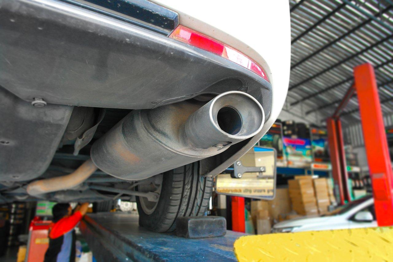 Test d'émissions de véhicules avec dispositifs PEMS pour évaluer en conditions réelles la conformité aux normes antipollution européennes.