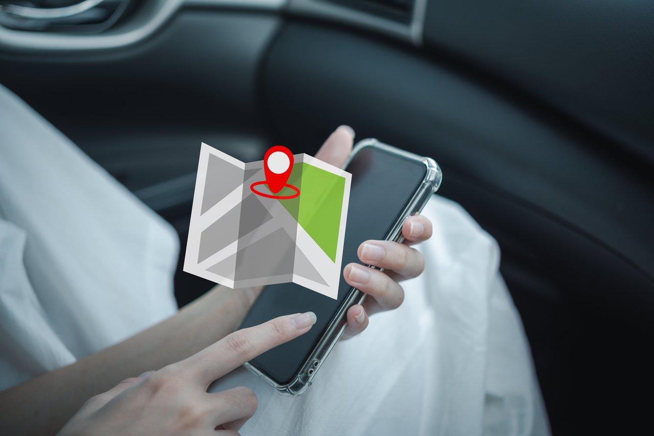 Traceur GPS car tracker smartphone visible sur l'écran pour une surveillance en temps réel de votre véhicule.