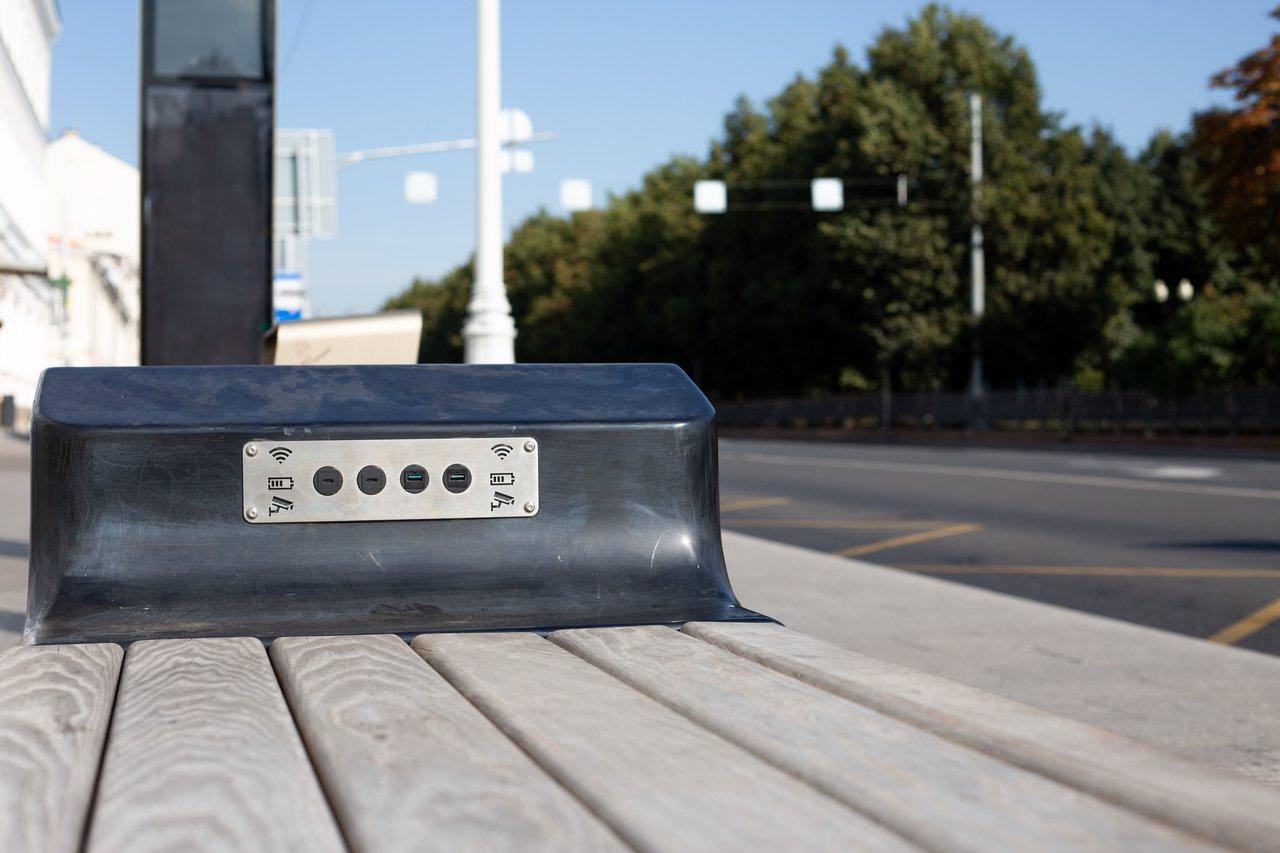 Un arrêt de bus moderne accessible, équipé de prises USB, Wi-Fi et espaces d’attente confortables pour tous.