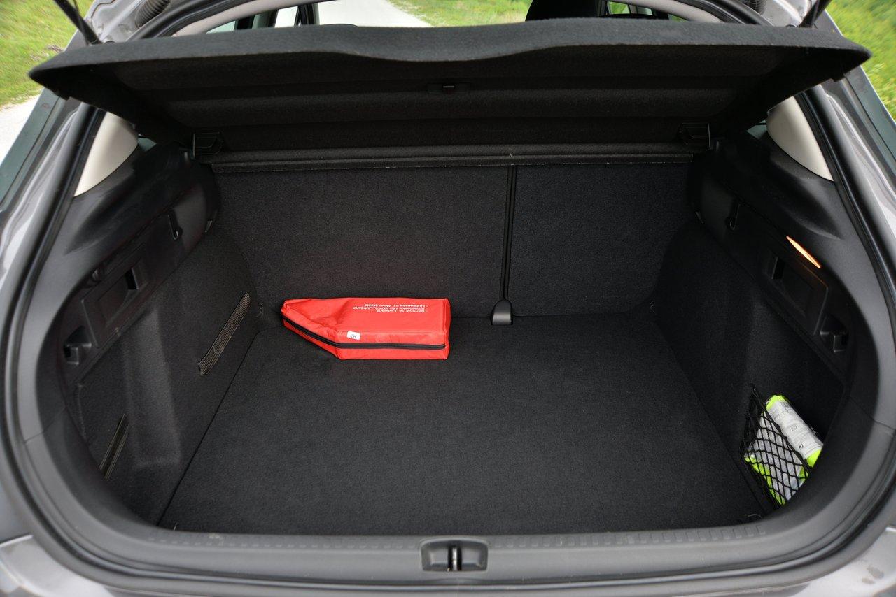 Un car trunk organizer loaded pour un chargement sécurisé et optimisé lors de vos déplacements.