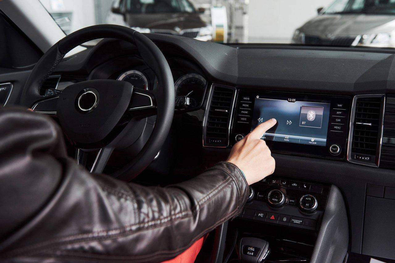 Un dispositif de télématique pour voiture connectée, optimisant l'assurance automobile pour conducteurs longue distance.