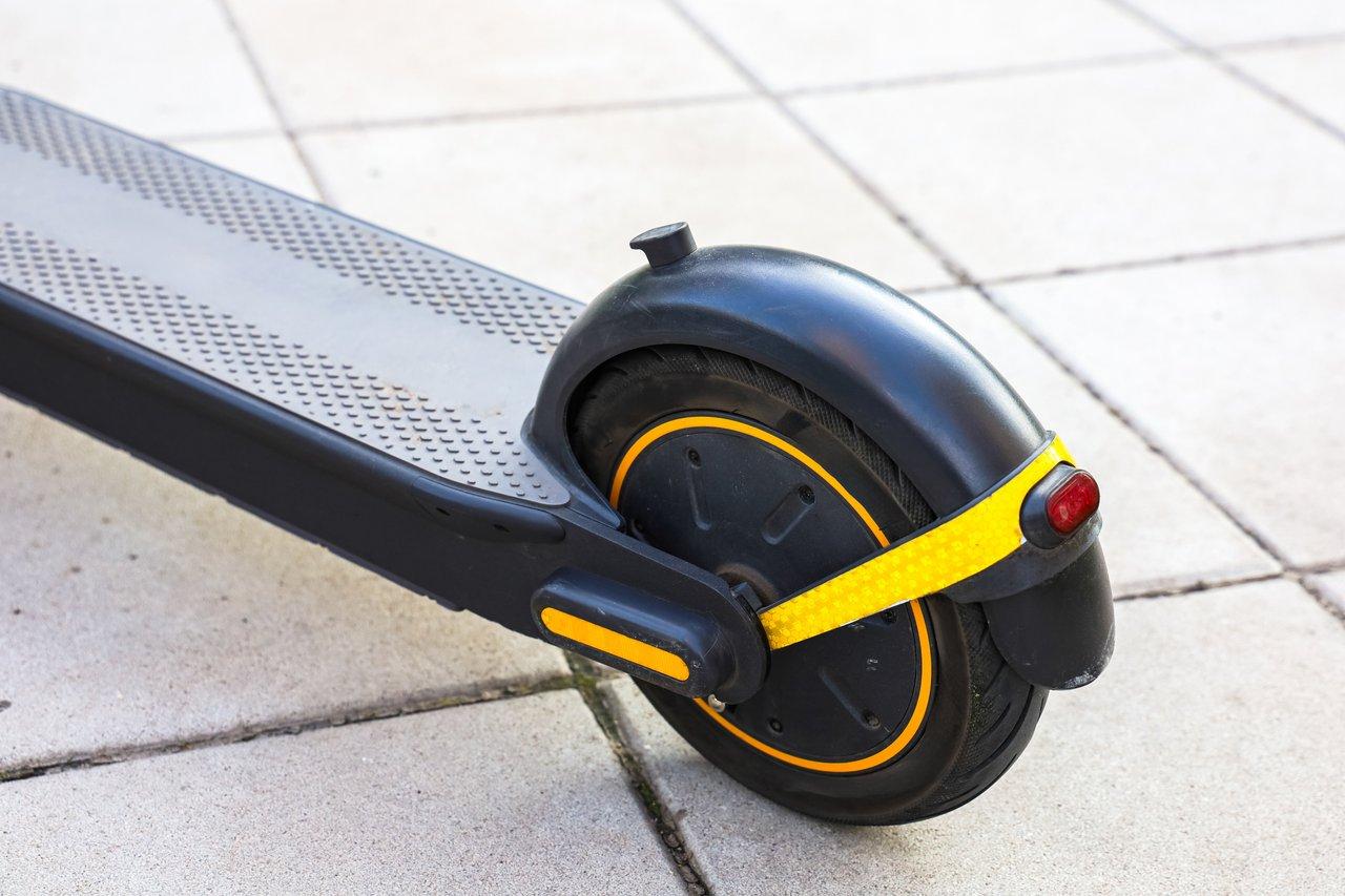 Un scooter propre avec ses jantes et chaîne mises en valeur pour optimiser sa revente.