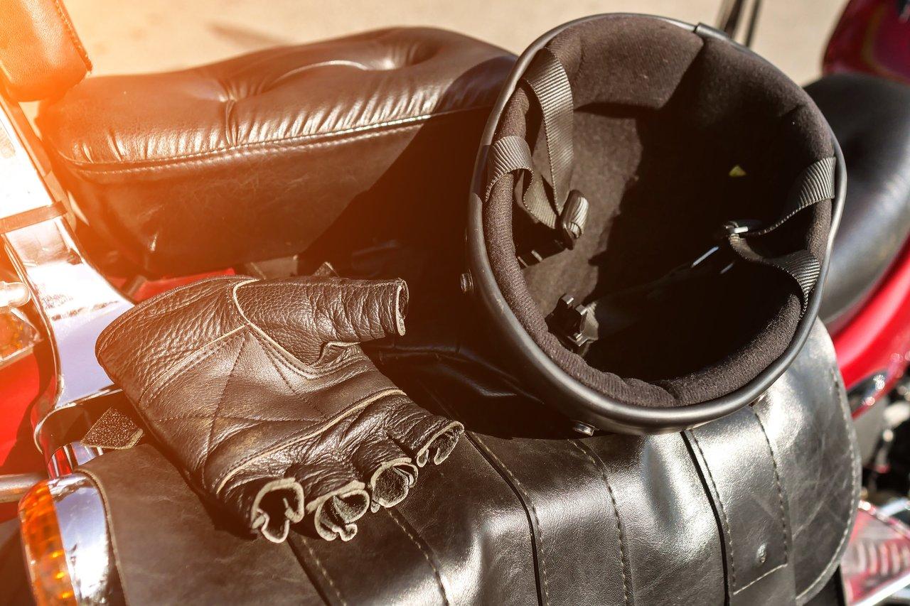 Un scooter urbain avec casque et gants posés sur la selle, prêt pour une balade en ville en toute sécurité.