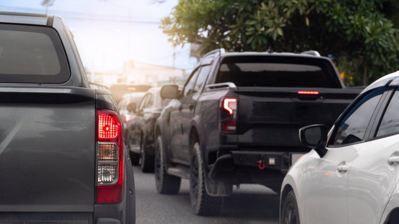 Une aire de covoiturage sécurisée à Brest avec panneaux numériques pour faciliter le carpooling pickup area.