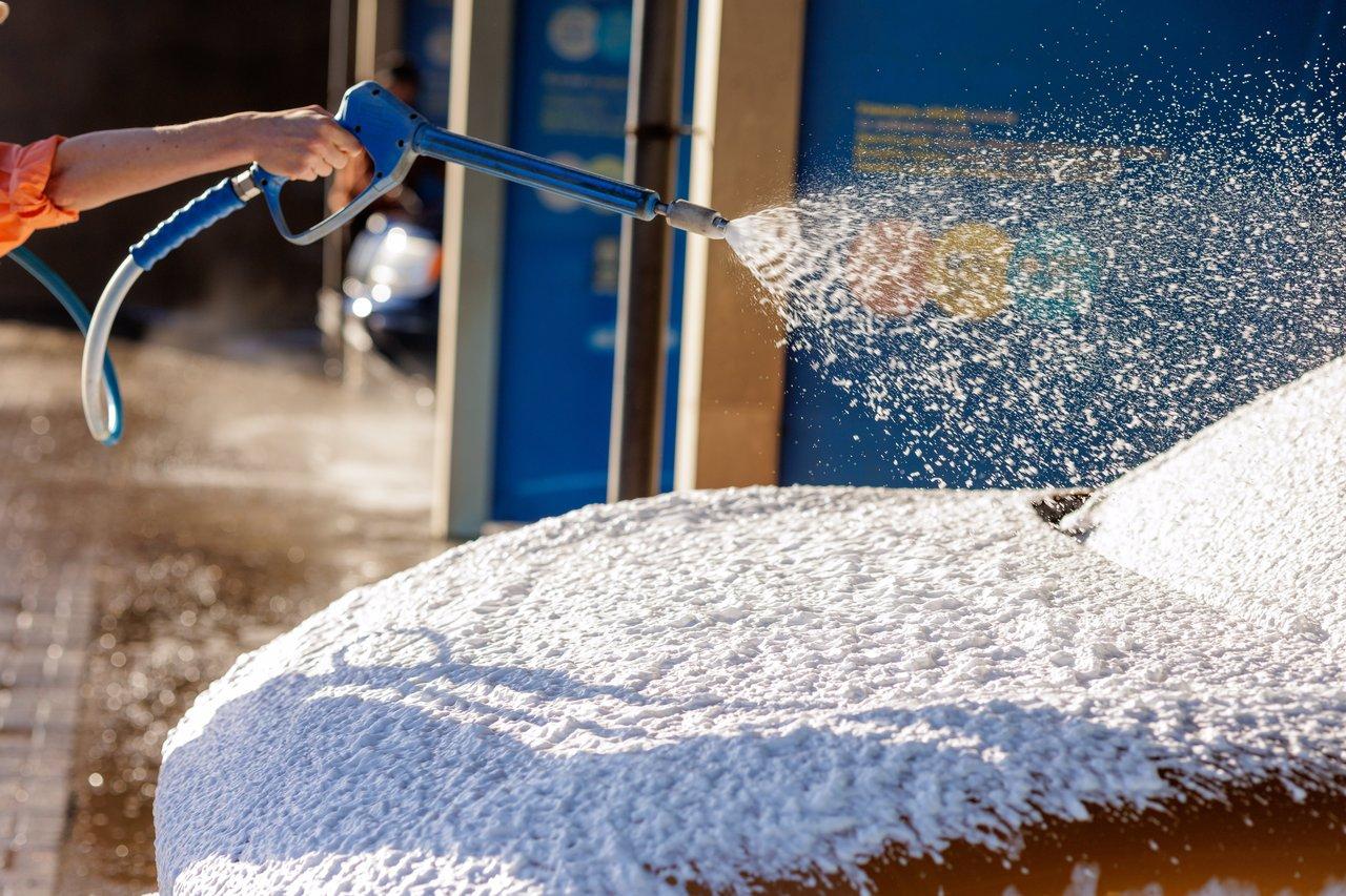 Une car wash au printemps avec protection contre le pollen pour préserver la carrosserie.