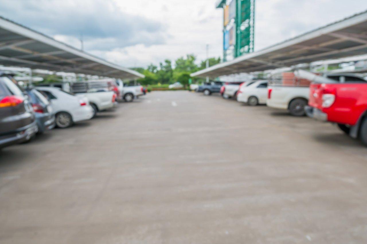 Une citadine compacte facilitant le stationnement en milieu urbain étroit, idéale pour la vie en ville.