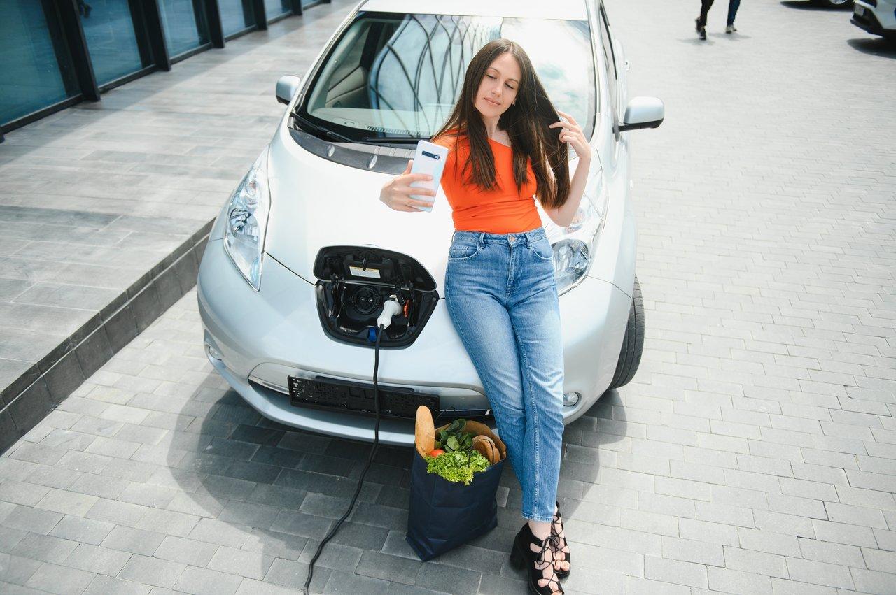 Une electric microcar stationnée dans une rue urbaine étroite, idéale pour la mobilité électrique en ville.