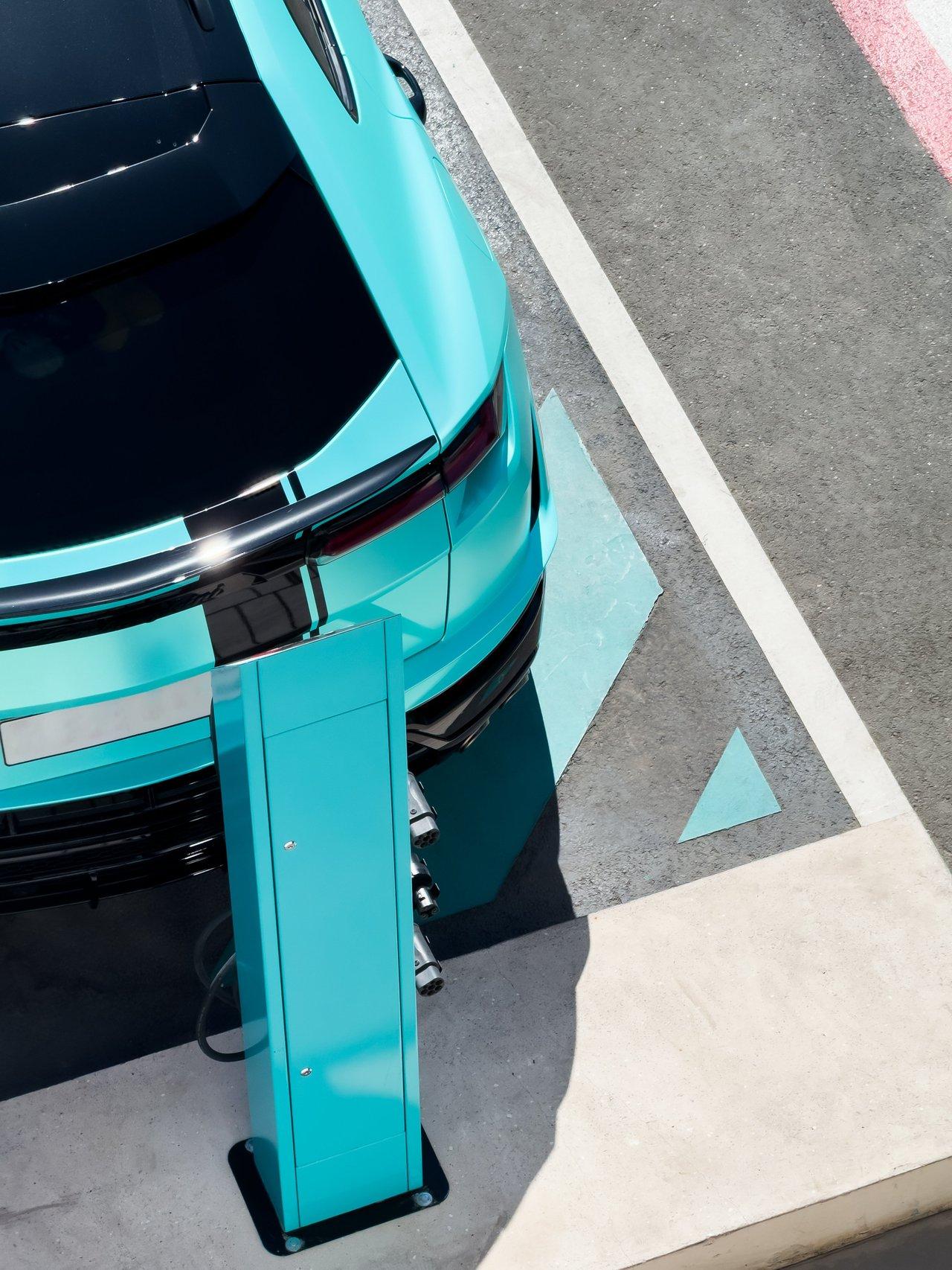 Une électrique sports car night city : Mercedes-AMG GT XX en pleine course urbaine nocturne.