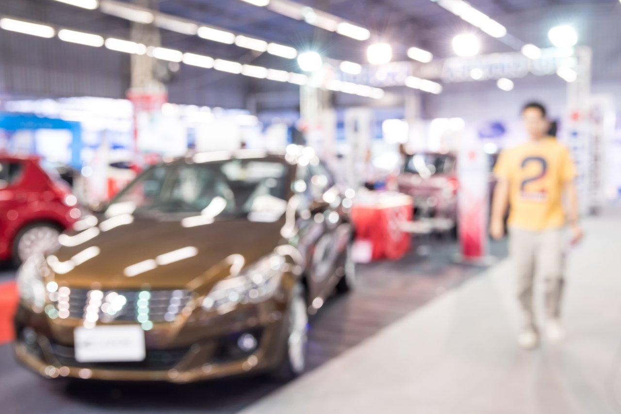 Une grande foule lors de l’auto show à Paris 2025, découvrant des véhicules innovants dans un pavillon moderne.