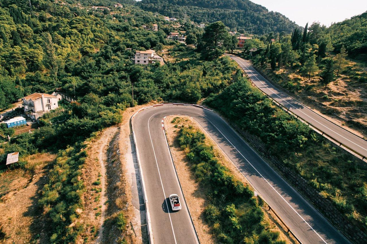Une Hyundai Kona Electric sur une mountain road, idéale pour apprécier ses performances en conduite électrique.