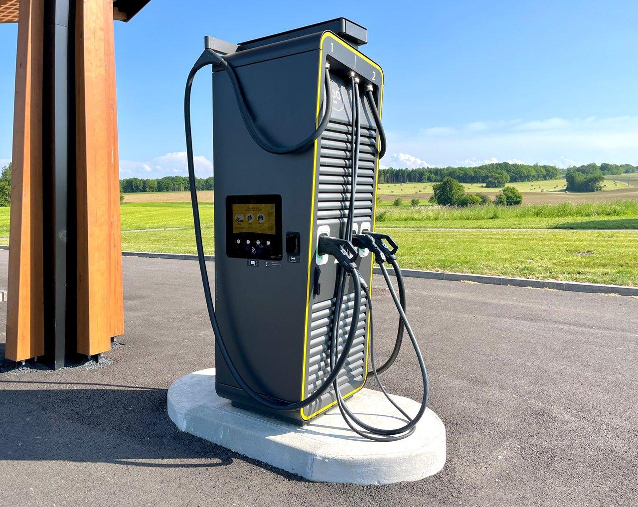 Une station de recharge ultrafast EV moderne équipée de plusieurs connecteurs pour une recharge rapide des véhicules électriques.