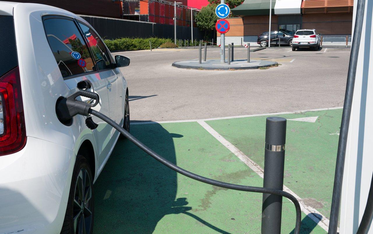 Une voiture électrique en recharge rapide en milieu urbain, symbole de mobilité moderne et écologique.