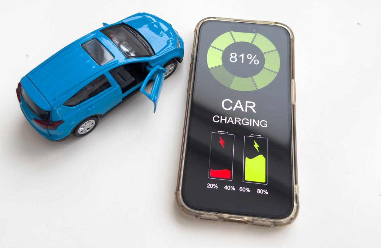 Une voiture hybride moderne en ville mettant en avant sa batterie et sa motorisation électrique pour une mobilité durable.