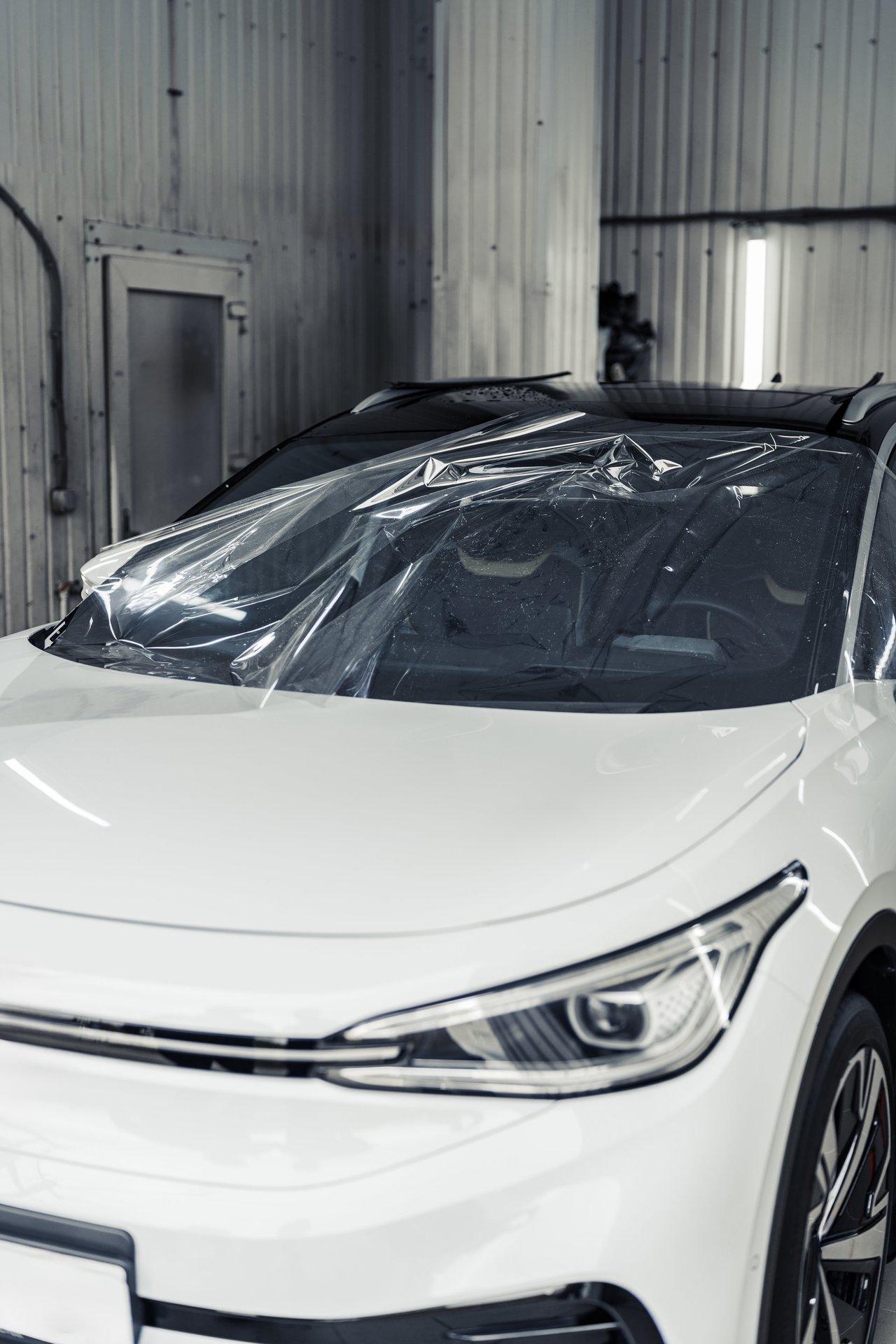 Une voiture moderne équipée d'un film nano-technologique protecteur pour une sécurité optimale en 2025.