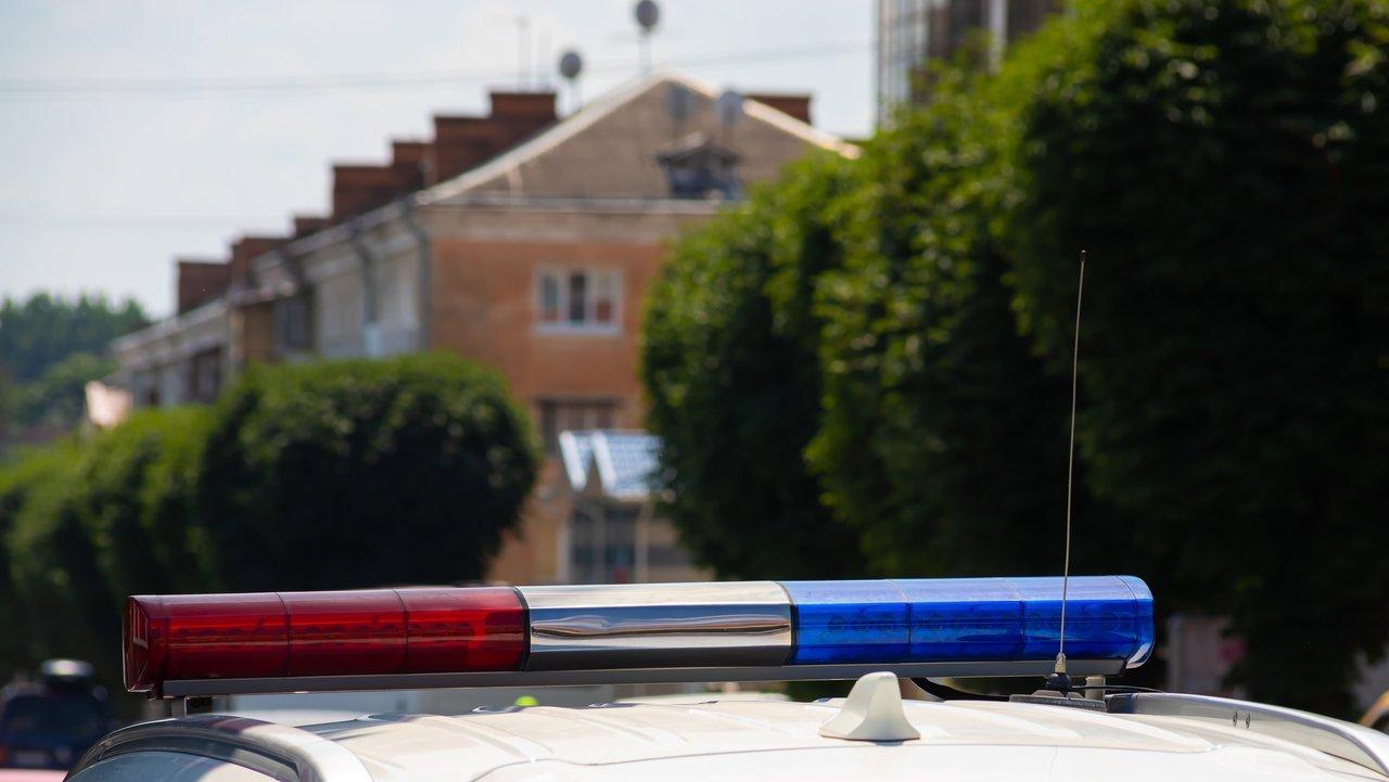 Une voiture stoppée lors d’un contrôle routier pour excès de vitesse, avec panneau limiteur visible.