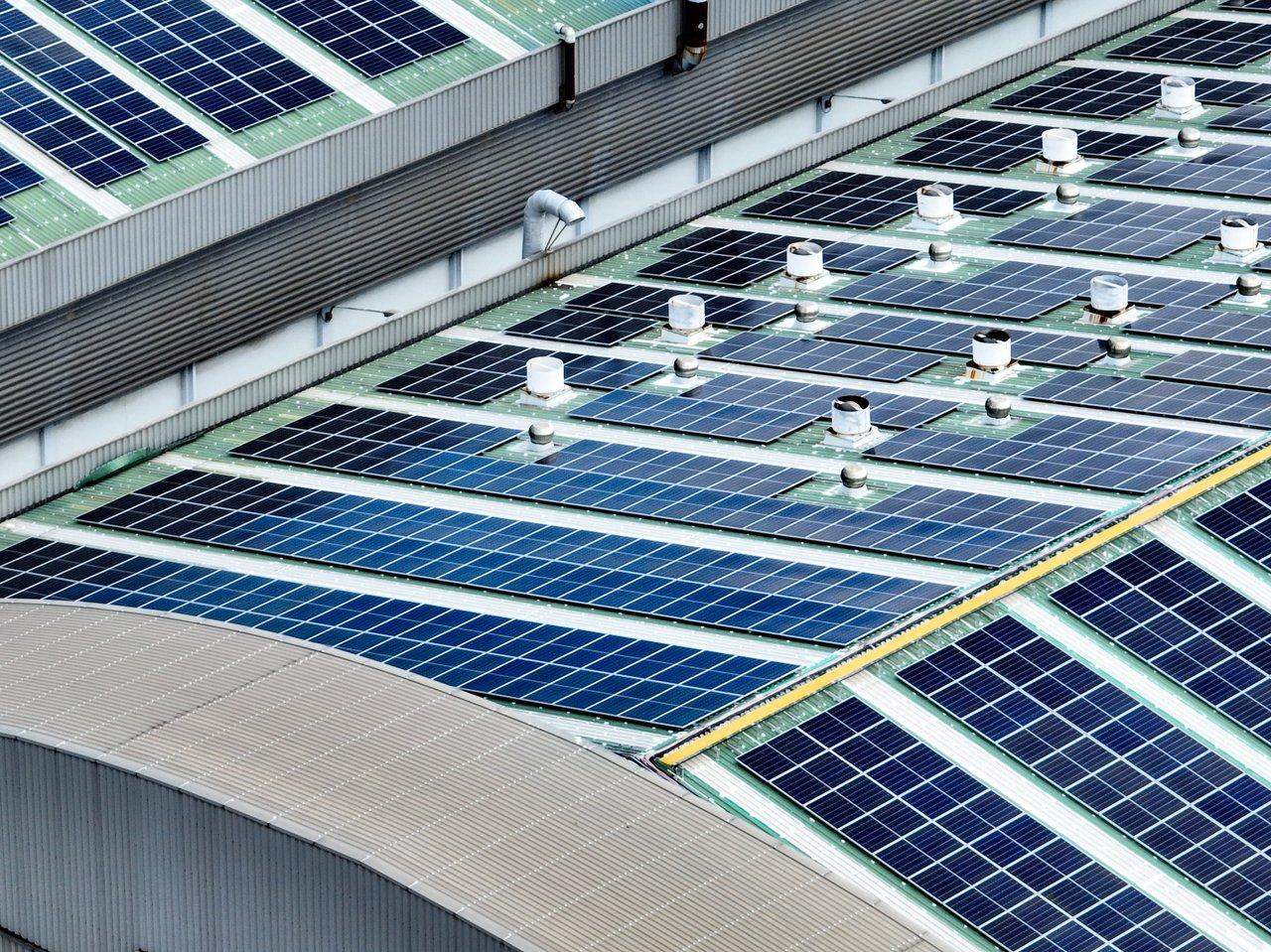 Usine de fabrication d'acier bas carbone en Europe équipée de panneaux solaires pour une production d'énergie verte et durable.