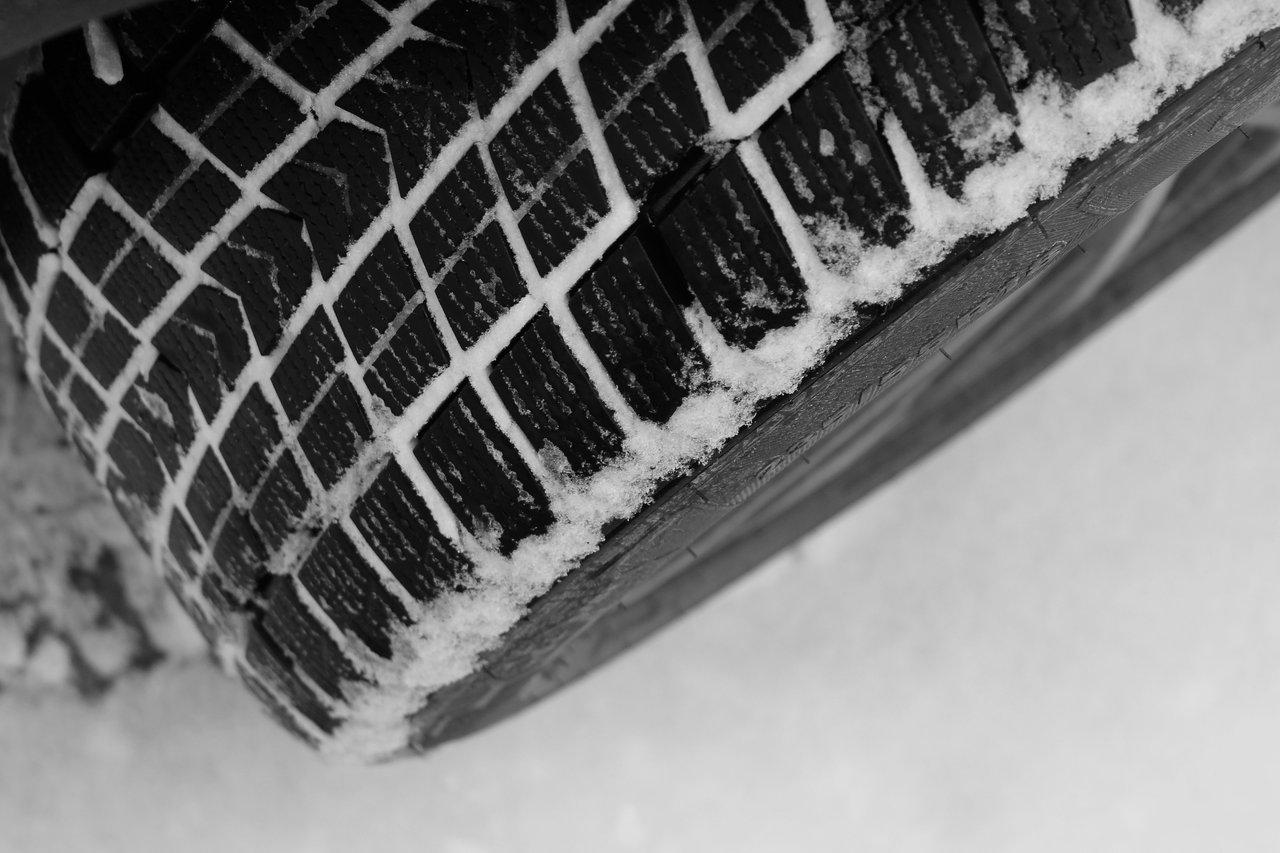 Véhicule 4x4 équipé de winter 4x4 snow tires sur une route enneigée pour une conduite sécurisée en hiver.