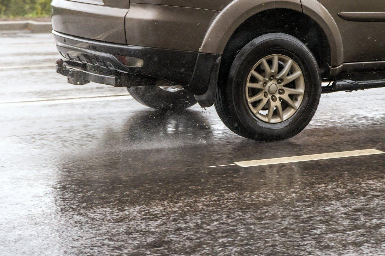 Véhicule AWD sur route mouillée en automne : différence de comportement entre AWD et 4x4.
