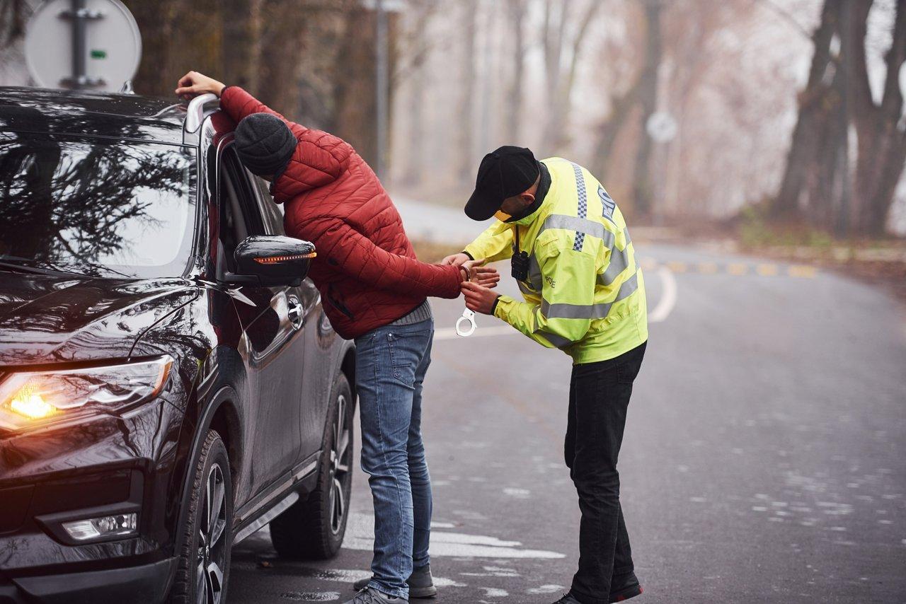 Véhicule immobilisé par la police lors d’un contrôle pour absence d’assurance en 2025.