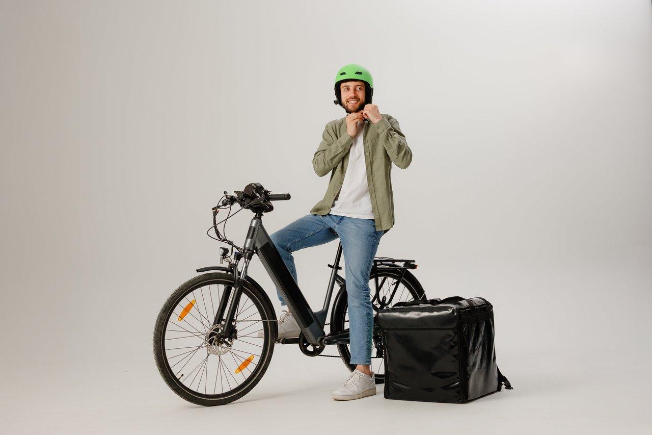 Vélos cargos stationnés devant un micro-hub urbain de cyclologistique, essentiels pour la livraison en ville en 2026.