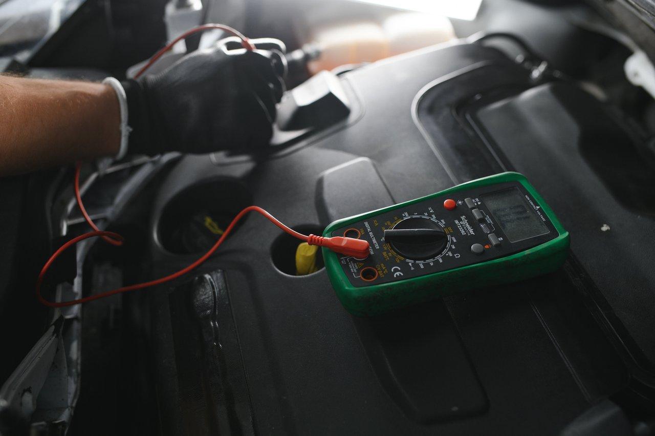 Vérification de la batterie et des pneus pour un voyage en voiture en septembre en toute sécurité.