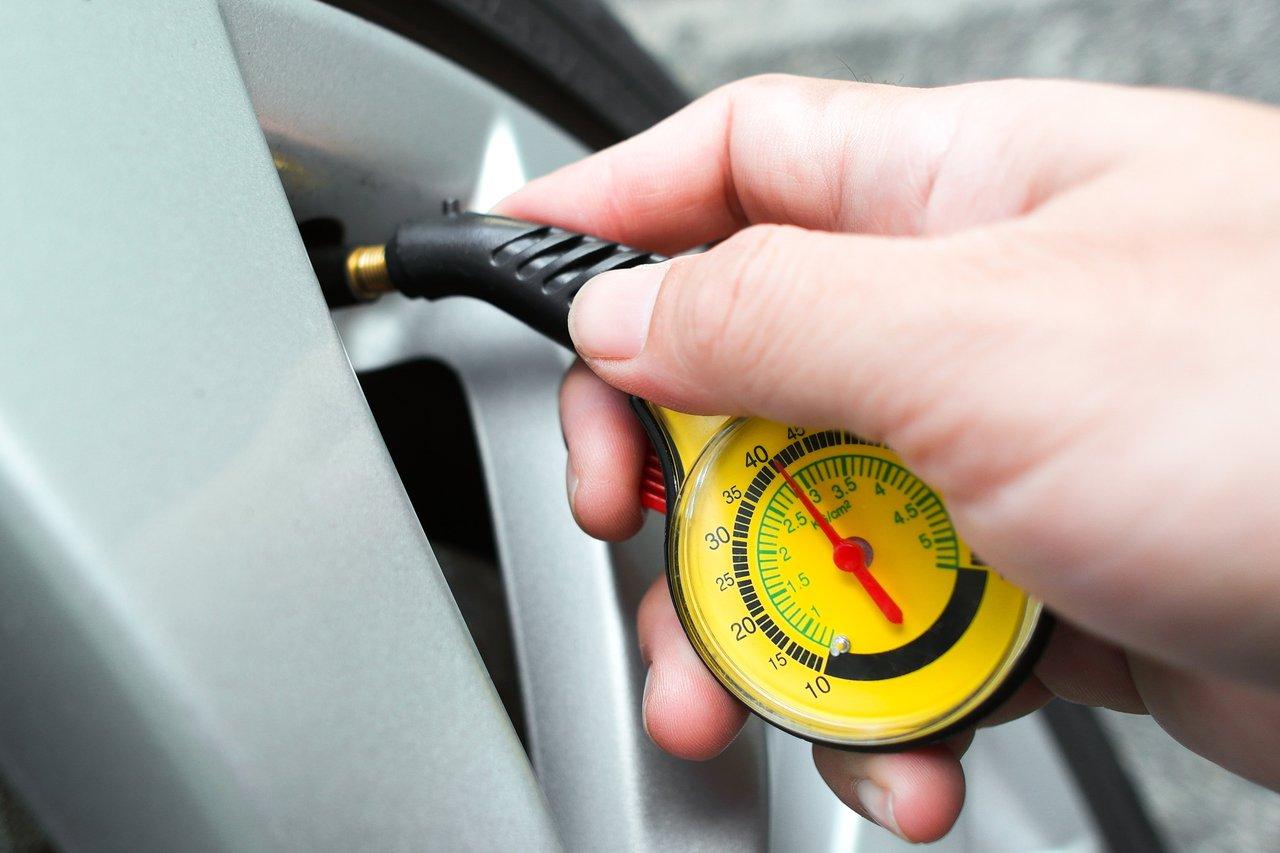 Vérification de la pression des pneus hiver pour assurer une conduite sécurisée en hiver.