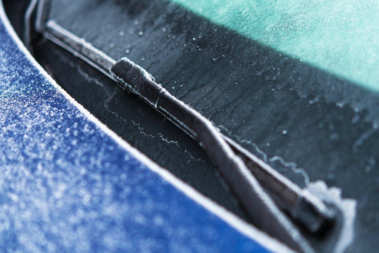 Vérification des feux et remplacement des essuie-glaces pour une maintenance hivernale efficace.