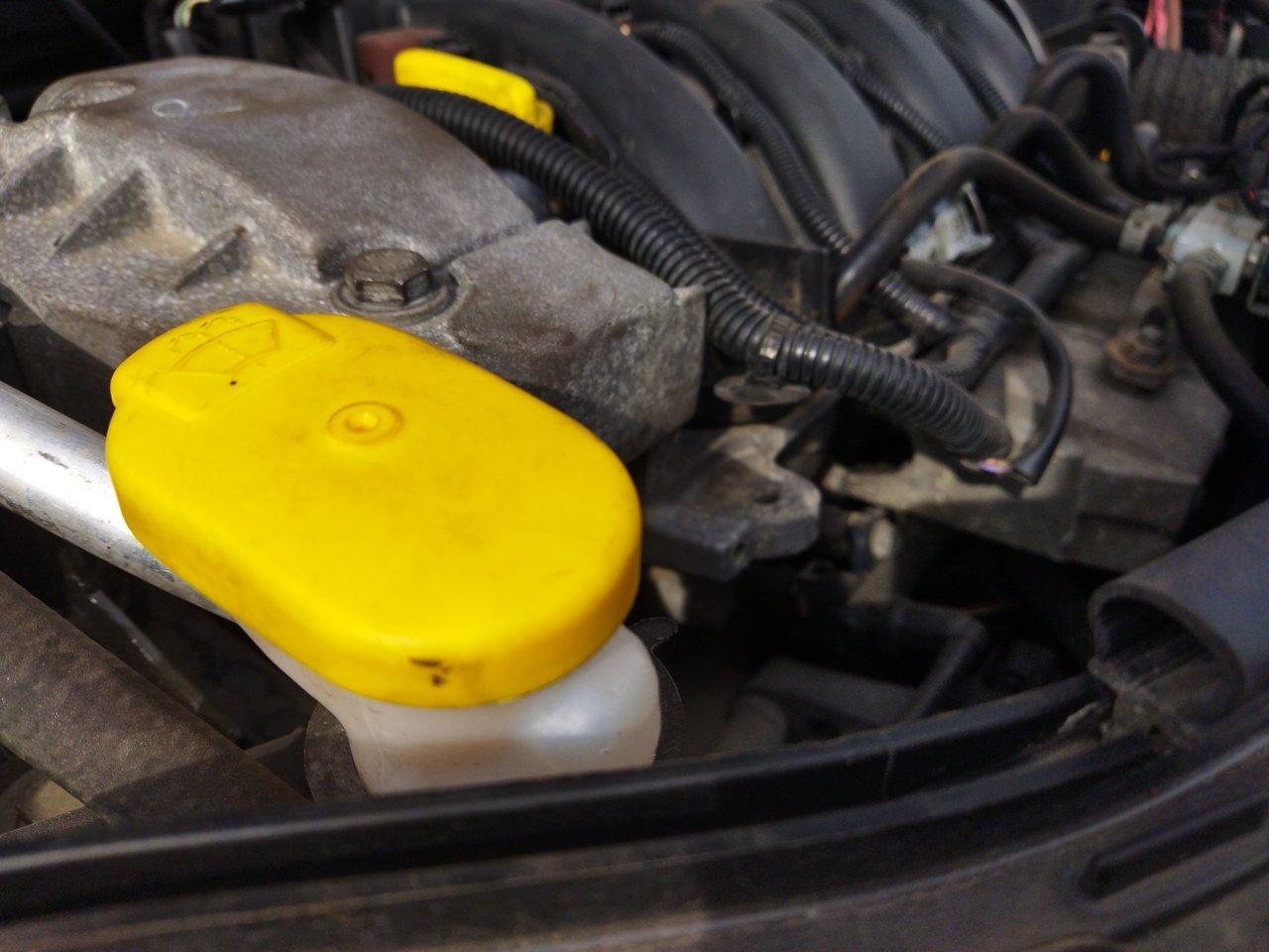 Vérification des niveaux de liquides du moteur pour assurer un entretien automobile optimal.