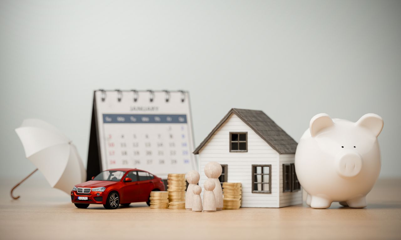 Voiture familiale devant maison et dossier de financement avec calculatrice, planning épargne, assurance et prêts immobiliers.