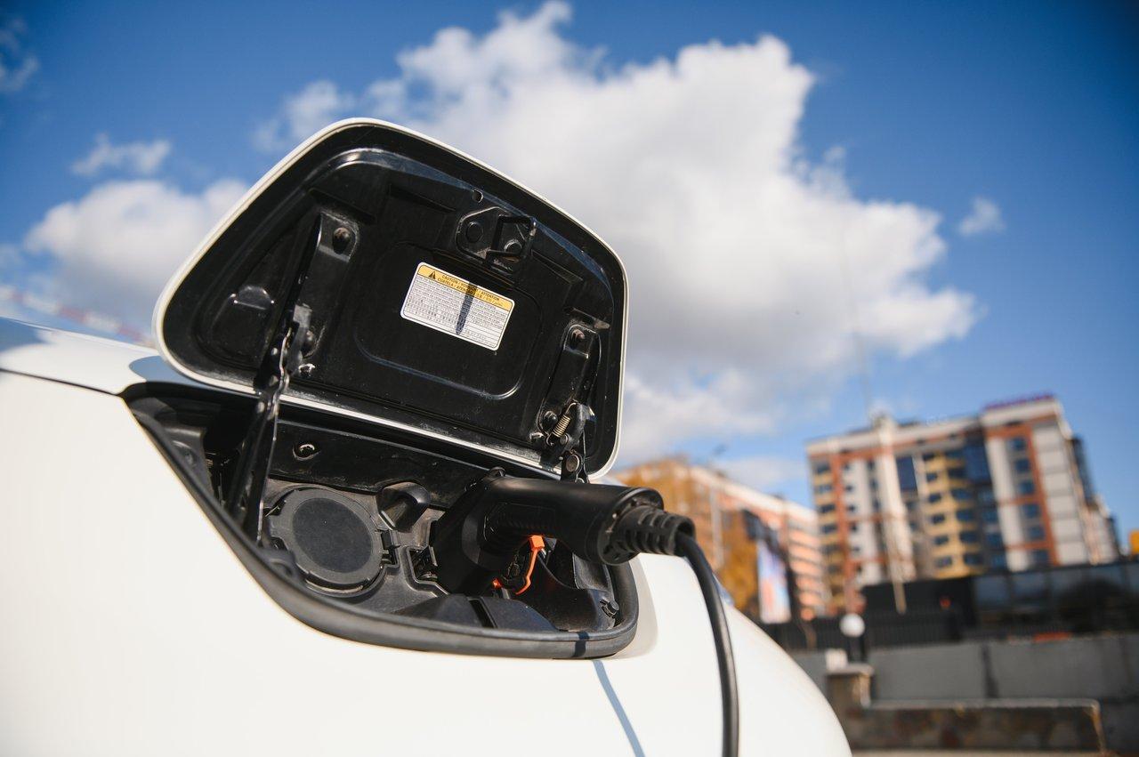 Voiture hybride électrique urbaine en charge, symbole de la mobilité moderne et écologique de demain.