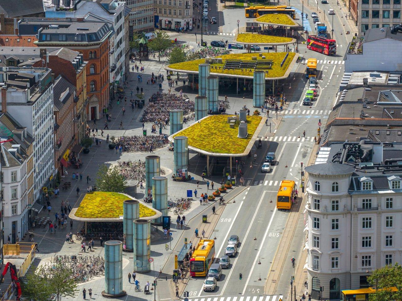 Vue aérienne d’un modern multimodal transit hub à Copenhague, mêlant transports durables et infrastructures contemporaines.