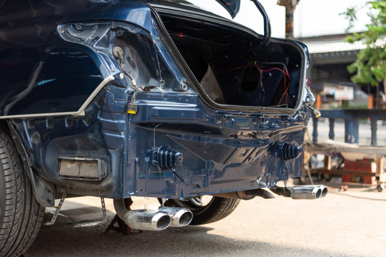 Vue arrière de la Renault 5 Turbo 3E, dévoilant ses ailes larges et son aérodynamisme en fibre de carbone.