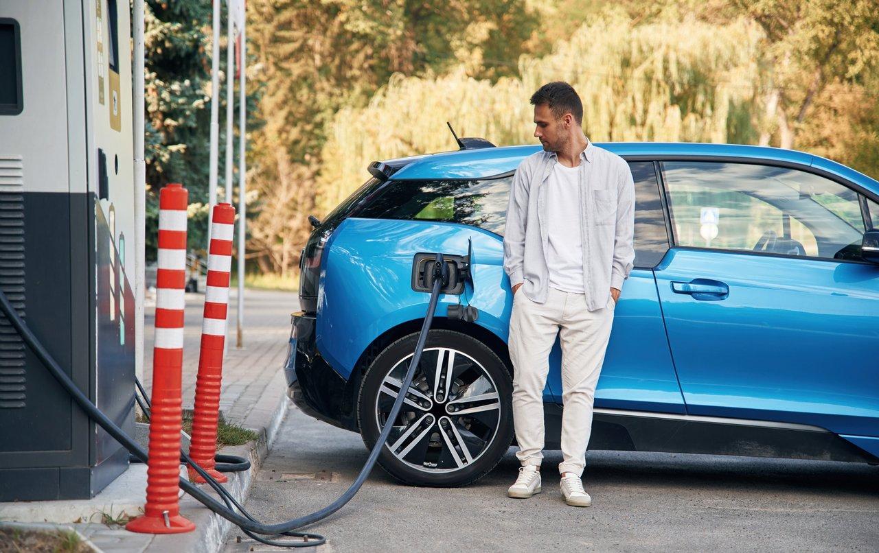 Vue avant de plusieurs crossovers électriques et hybrides en milieu urbain, symbole de mobilité durable et innovation.