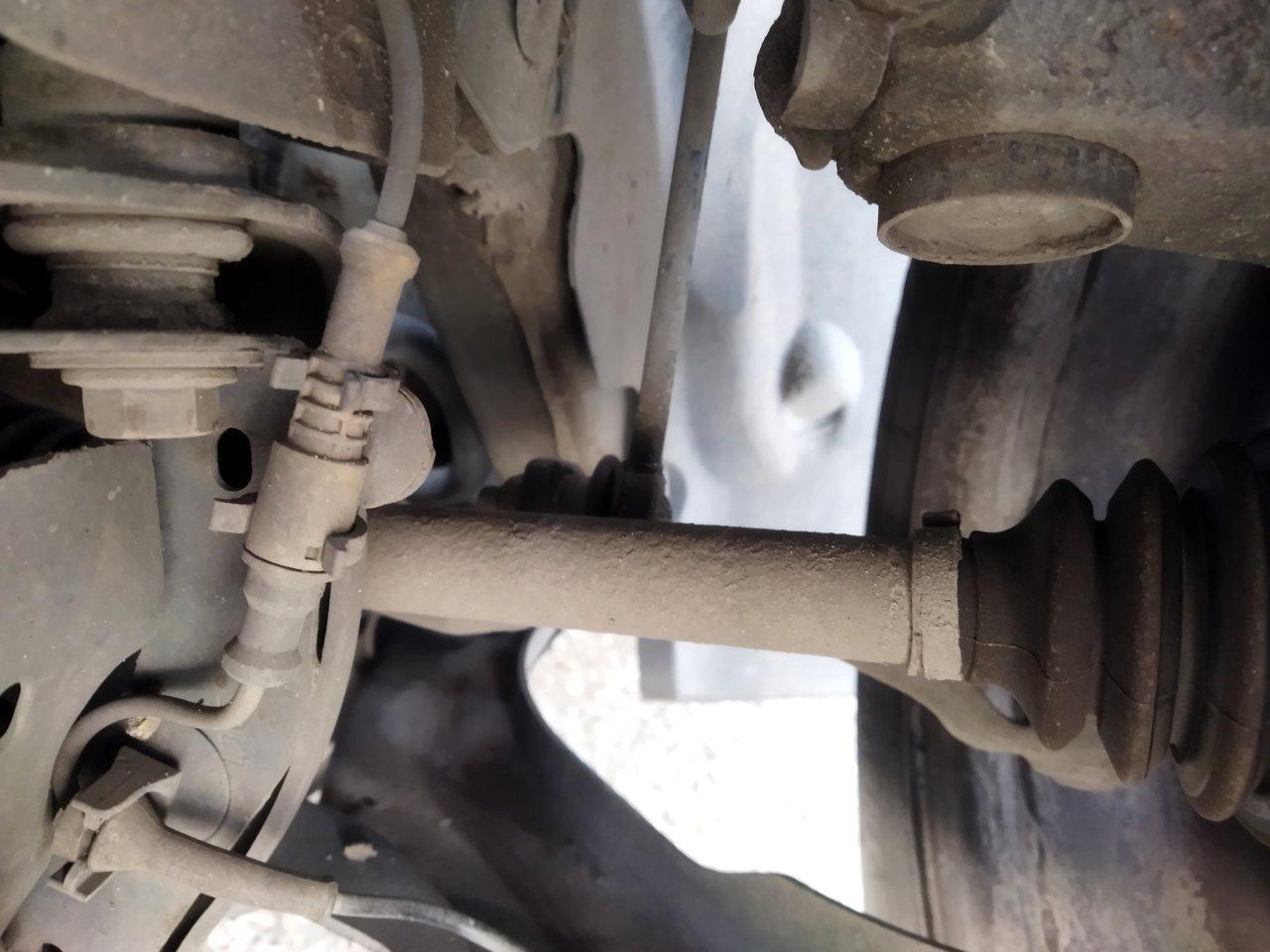 Vue détaillée des composants de suspension automobile : amortisseur, ressort et barre stabilisatrice.