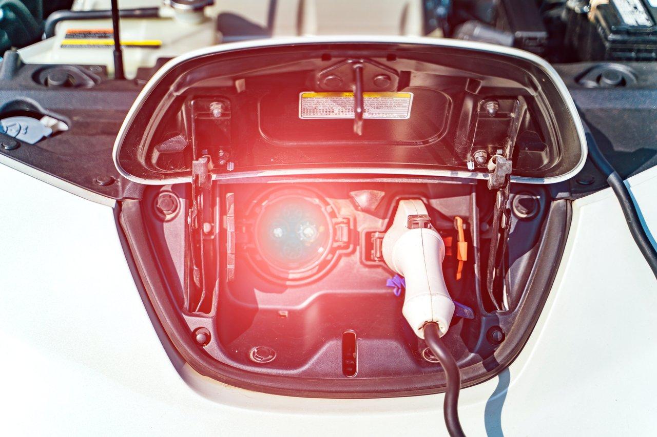 Vue futuriste d’une voiture électrique équipée d’une batterie innovante, symbole des avancées technologiques pour 2025.