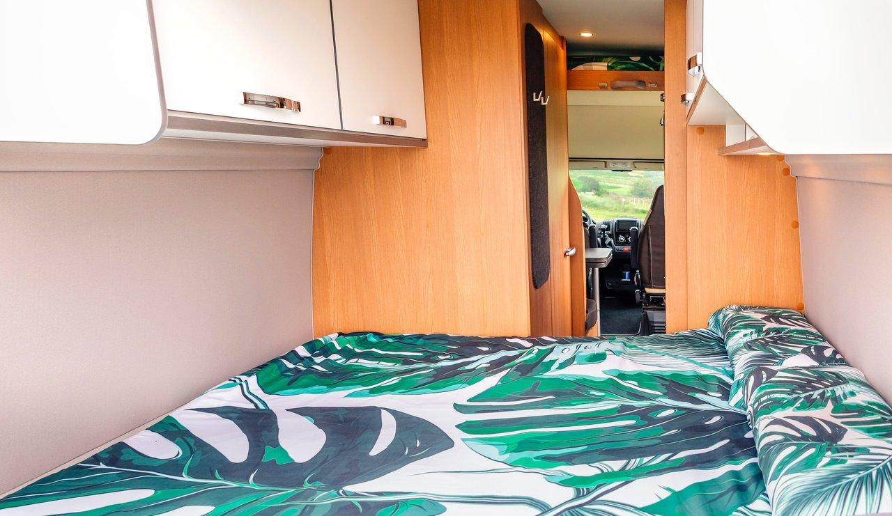Vue intérieure du Fiat Ducato camper : espace optimisé, hauteur sous plafond et aménagement confortable.