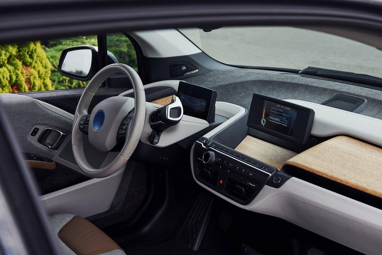 Vue intérieure et extérieure de la Peugeot e-208 électrique, alliant confort, design moderne et élégance après 12 000 km.