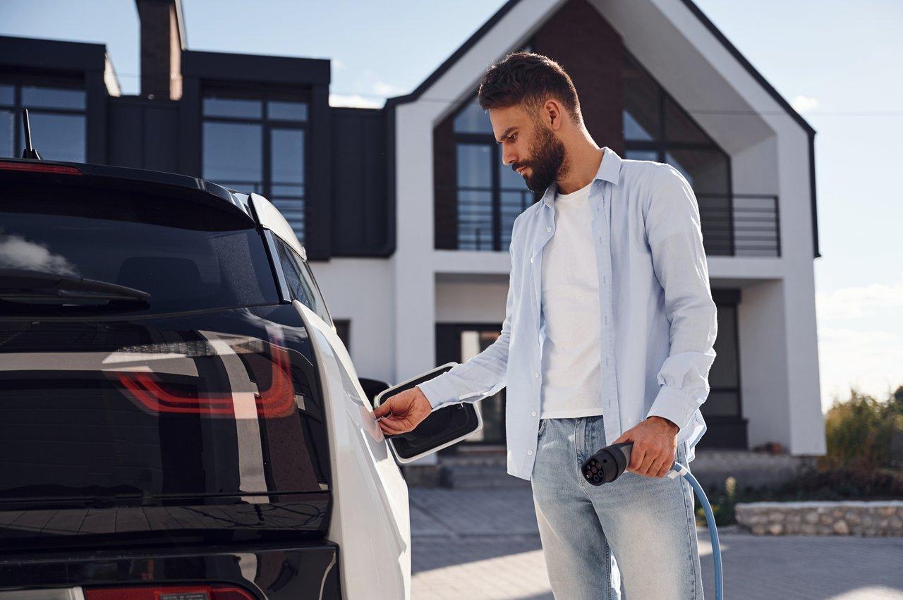 Vue latérale de plusieurs electric SUVs urban charging en milieu urbain avec recharge ultrarapide.