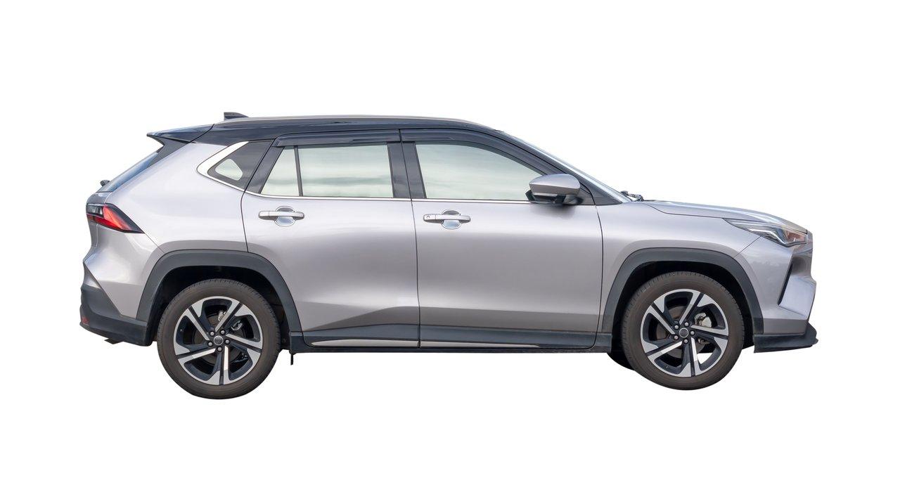 Vue latérale d'un electric compact SUV urbain, alliant modernité et praticité dans un environnement citadin.
