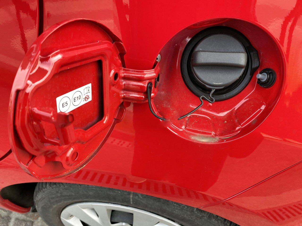 Vue latérale d'une Ford Puma Flexifuel moderne, illustrant son design compact et dynamique pour une conduite flexible.