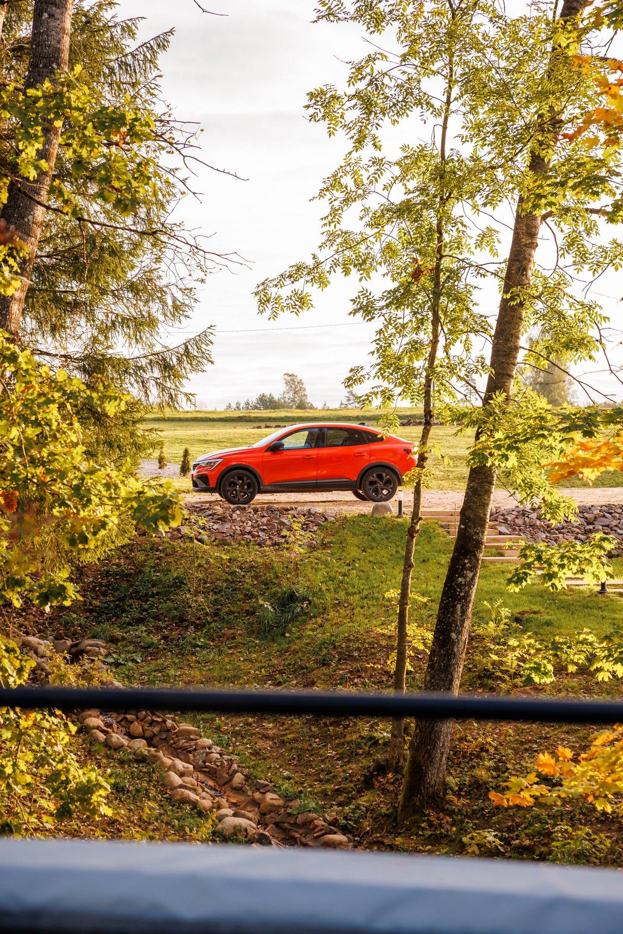 Vue latérale d'une Kia Sportage 1.6 CRDi micro-hybridé diesel SUV en campagne automnale.