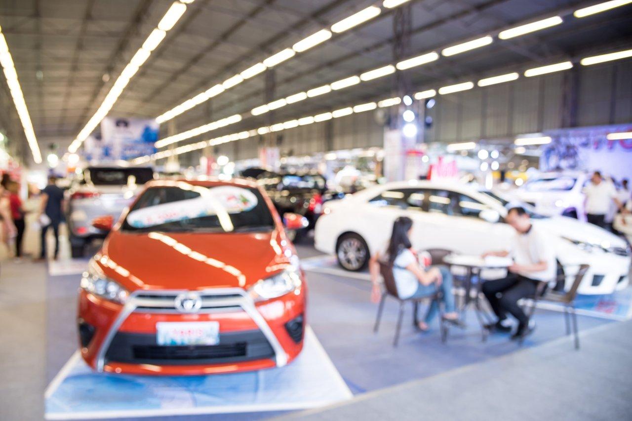 Vue panoramique de l'auto show exhibition IAA Mobility 2025 à Munich, avec stands de Renault, BMW, Volkswagen et BYD.