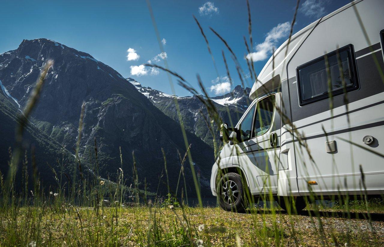 Vue panoramique d’un campervan face aux montagnes et à la mer dans le Cap Corse, idéale pour une escapade en camping-car.