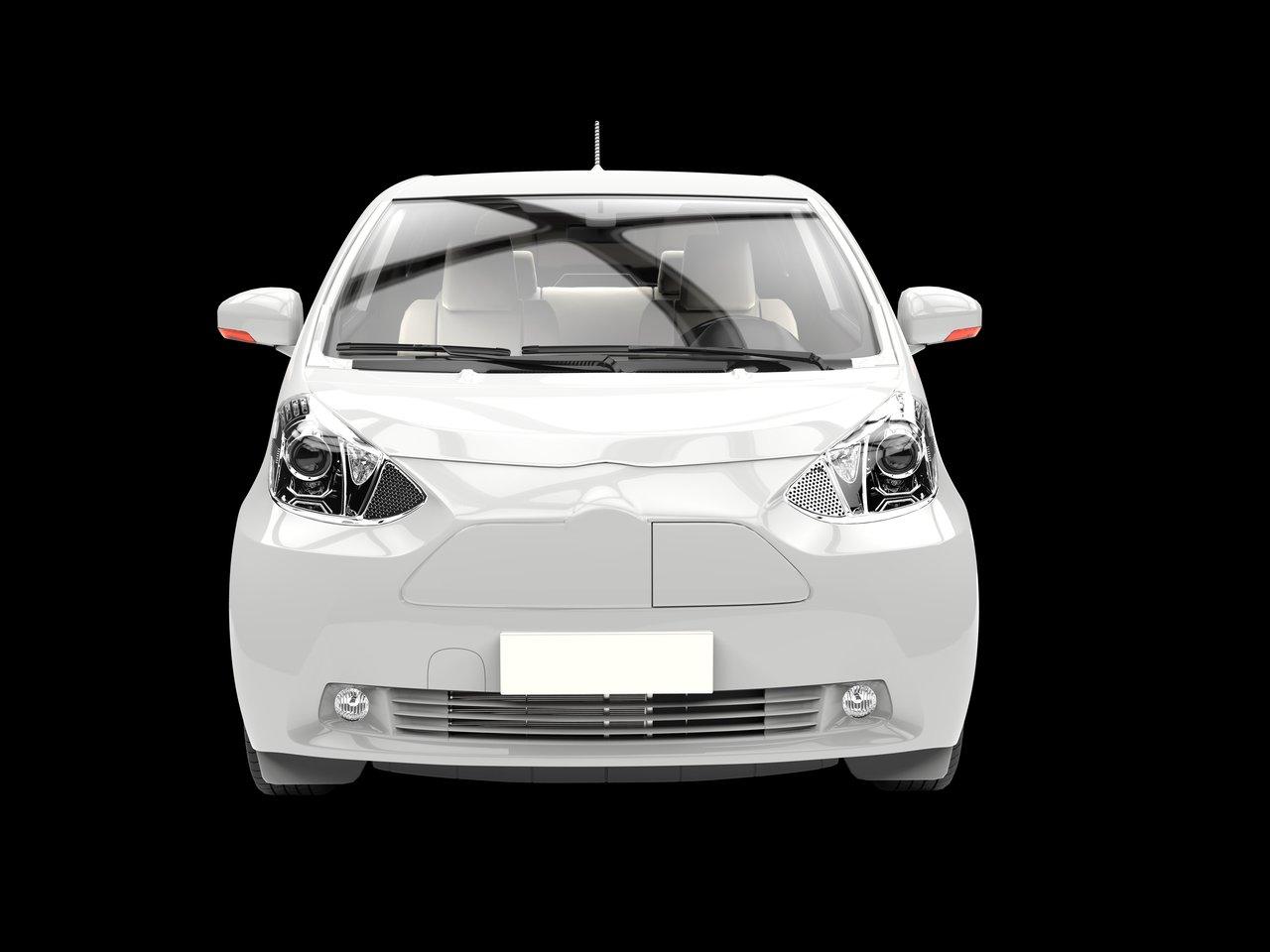 Vue trois-quarts avant de la Honda Civic e:HEV 2025, une compacte hybride au design agressif et jantes noires.